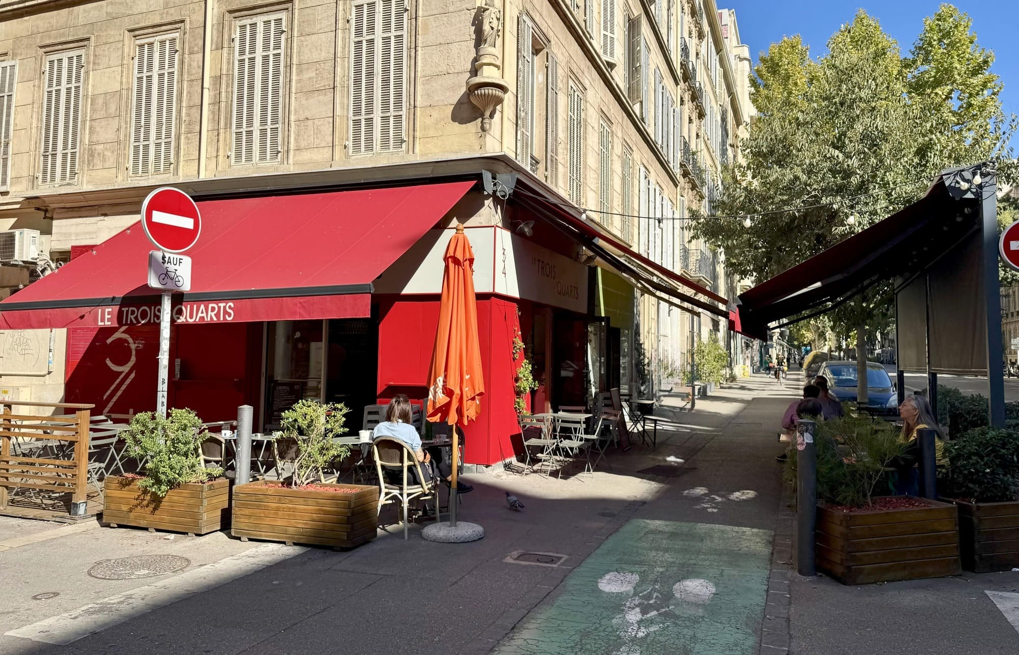 Terrasse ensoleillée du Trois Quarts